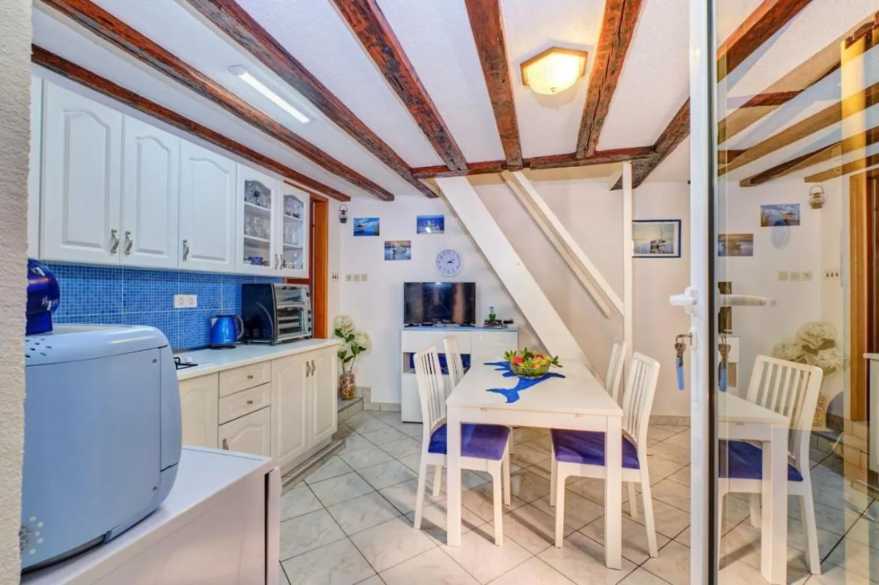 Studio 4827-3 For 4 Pers In Nerezine Croatia