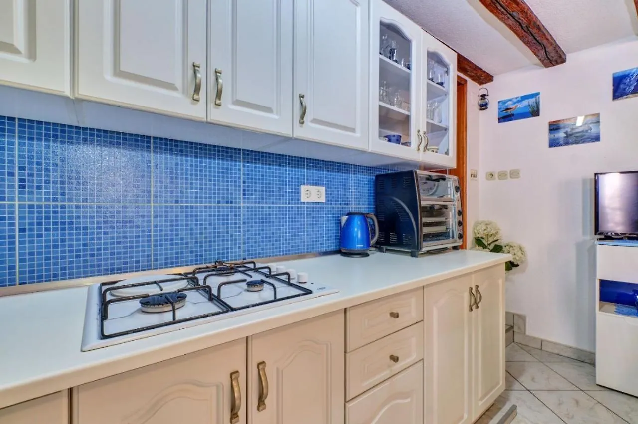 Studio 4827-3 For 4 Pers In Nerezine 0*,  Croatia