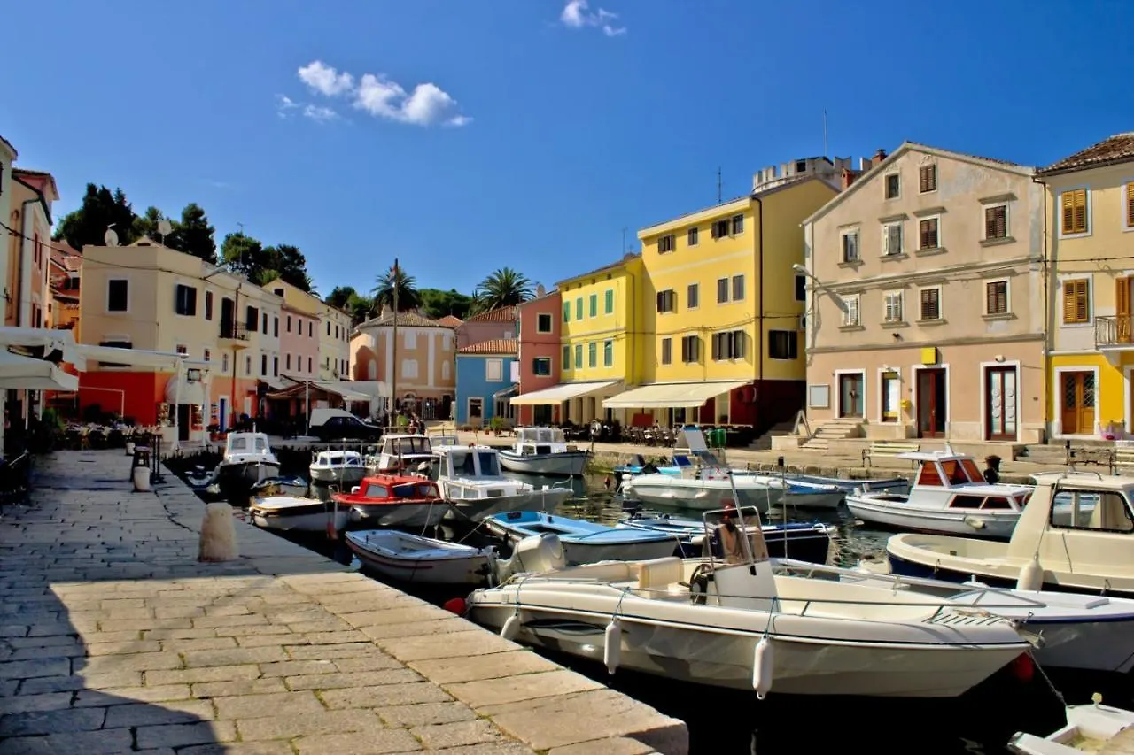 Studio 4827-3 For 4 Pers In Nerezine 0*,  Croatia
